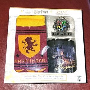 HARRY POTTER 3 PIECE GIFT SET WITH SOCKS, CERAMIC COFFEE MUG & KEYCHAIN